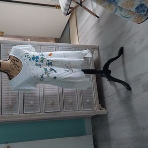 Mossimo sharkbite hem embroidered shirt